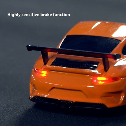DriftLine V43 – Auto RC Drift 1:43 4WD con Control 2.4GHz, Gyro (Opc), Llantas Intercambiables y Barriles de Escenario