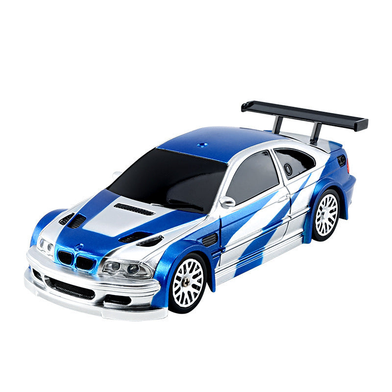 DriftLine V43 – Auto RC Drift 1:43 4WD con Control 2.4GHz, Gyro (Opc), Llantas Intercambiables y Barriles de Escenario