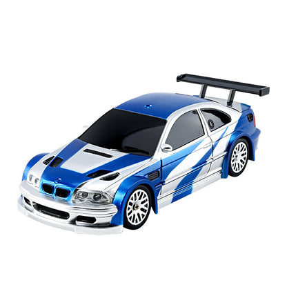 DriftLine V43 – Auto RC Drift 1:43 4WD con Control 2.4GHz, Gyro (Opc), Llantas Intercambiables y Barriles de Escenario