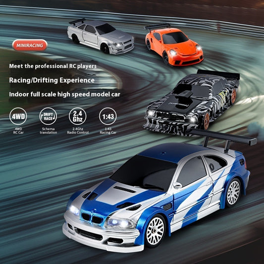 DriftLine V43 – Auto RC Drift 1:43 4WD con Control 2.4GHz, Gyro (Opc), Llantas Intercambiables y Barriles de Escenario