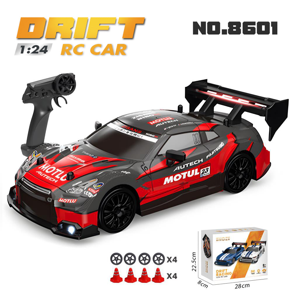 UrbanFury R – Auto RC Drift 1:24 con Luces, Carrocería PVC, 4WD, Llantas Extras y Obstáculos | 2.4GHz y Velocidad Ajustable