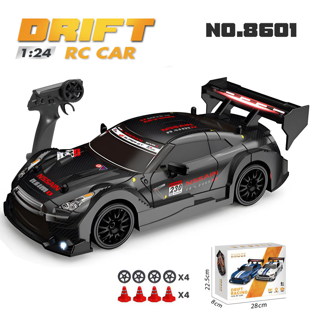 UrbanFury R – Auto RC Drift 1:24 con Luces, Carrocería PVC, 4WD, Llantas Extras y Obstáculos | 2.4GHz y Velocidad Ajustable