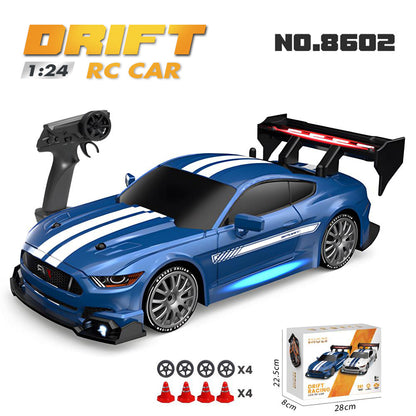 UrbanFury R – Auto RC Drift 1:24 con Luces, Carrocería PVC, 4WD, Llantas Extras y Obstáculos | 2.4GHz y Velocidad Ajustable