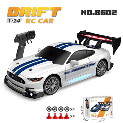 UrbanFury R – Auto RC Drift 1:24 con Luces, Carrocería PVC, 4WD, Llantas Extras y Obstáculos | 2.4GHz y Velocidad Ajustable