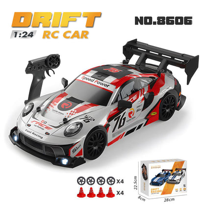 UrbanFury R – Auto RC Drift 1:24 con Luces, Carrocería PVC, 4WD, Llantas Extras y Obstáculos | 2.4GHz y Velocidad Ajustable