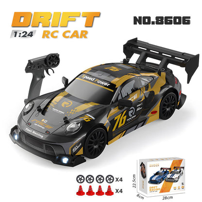 UrbanFury R – Auto RC Drift 1:24 con Luces, Carrocería PVC, 4WD, Llantas Extras y Obstáculos | 2.4GHz y Velocidad Ajustable