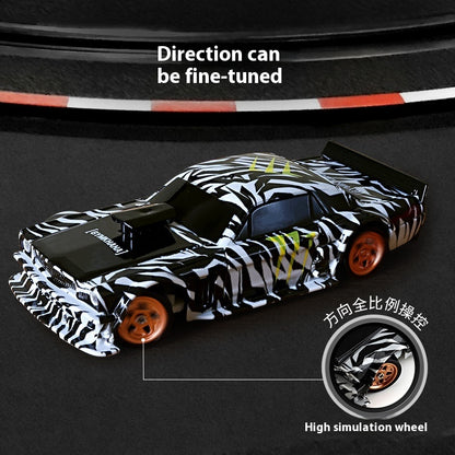 DriftLine V43 – Auto RC Drift 1:43 4WD con Control 2.4GHz, Gyro (Opc), Llantas Intercambiables y Barriles de Escenario
